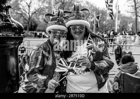 Am Tag vor der Krönung von König Karl III., London, Großbritannien, versammeln sich die Menschen in der Mall, um die King's Procession zu beobachten. Stockfoto