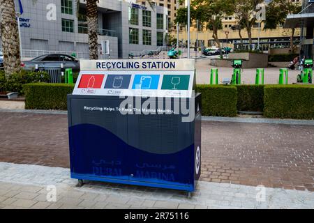2023 Mai 5, Dubai, Vereinigte Arabische Emirate. Yachthafen. An touristischen Orten sind Behälter für die getrennte Abfallsammlung installiert Stockfoto