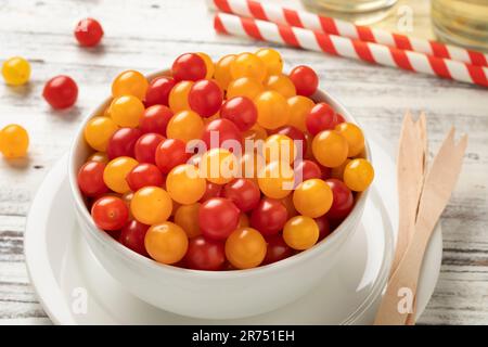 Schüssel mit frischen roten und gelben Tomaten aus der Nahaufnahme Stockfoto