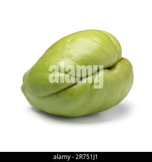 Ein ganzer frischer Chayote, isoliert auf weißem Hintergrund Stockfoto