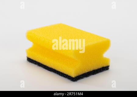Reinigungsschwamm mit Griff gelb-schwarz, weißer Hintergrund, Stockfoto