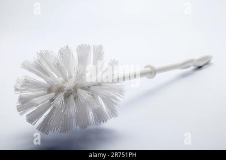 Weiße Toilettenbürste, weißer Hintergrund, Stockfoto