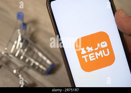 Carrara, Italien - 10. Juni 2023 - Mann, der die App des neuen E-Commerce-Service Temu nutzt Stockfoto