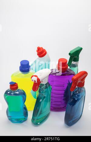 Verschiedene Haushaltsreinigungsprodukte, farbenfroh, von oben, weißer Hintergrund, Stockfoto