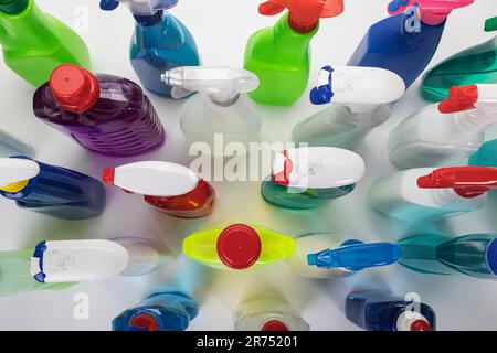 Verschiedene Haushaltsreinigungsprodukte, farbig, Sprühköpfe, Details, von oben, Weißer Hintergrund, Stockfoto
