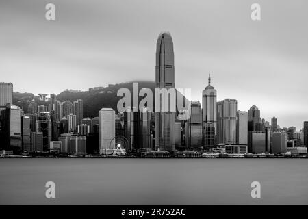 Victoria Harbour und die Skyline von Hong Kong Island, Hongkong, China. Stockfoto