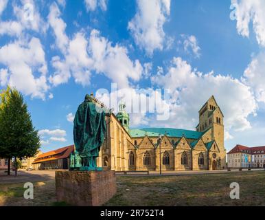 Hildesheim, Hildesheim-Kathedrale, Bernward-Denkmal in der Region Hannover, Niedersachsen, Deutschland Stockfoto