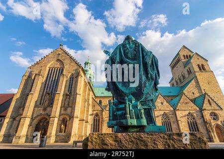 Hildesheim, Hildesheim-Kathedrale, Bernward-Denkmal in der Region Hannover, Niedersachsen, Deutschland Stockfoto