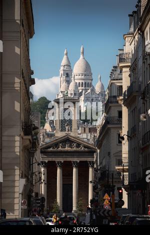 Basilika Sacré Coeur de Montmartre mit der Notre-Dame-de-Lorette von der Straße von Paris Stockfoto