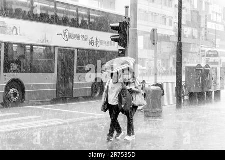 Normale Leute aus Hongkong unterwegs während Eines Gewitters, Causeway Bay, Hongkong, China. Stockfoto