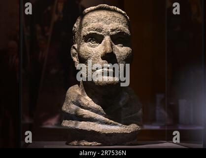 PRODUKTION - 12. Juni 2023, Thüringen, Eisenach: In der Wartburg-Ausstellung wird eine Porträtbrücke von Martin Luther aus dem Jahr 1982 ausgestellt. Die Sonderausstellung "Wartburg-Mythos". 10 Questions to the Ideal Castle“ wird am 13. Juni eröffnet und bis zum 07. Januar 2024 ausgestellt. 1999 wurde die Wartburg als erstes und einziges Schloss Deutschlands von der UNESCO zum Weltkulturerbe erklärt. In der Ausstellung soll erforscht werden, warum die Wartburg so stark im öffentlichen Bewusstsein verankert ist und wie dieses reiche historische und kulturelle Erbe fortbestehen kann Stockfoto