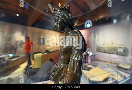PRODUKTION - 12. Juni 2023, Thüringen, Eisenach: Eine Bronzefigur der Heiligen Elisabeth aus der zweiten Hälfte des 19. Jahrhunderts wird in der Ausstellung „Mythos der Wartburg“ im Wartburg ausgestellt. Die Sonderausstellung "Wartburg-Mythos". 10 Questions to the Ideal Castle“ wird am 13. Juni eröffnet und bis zum 07. Januar 2024 ausgestellt. 1999 wurde die Wartburg als erstes und einziges Schloss Deutschlands von der UNESCO zum Weltkulturerbe erklärt. In der Ausstellung soll erforscht werden, warum die Wartburg so stark im öffentlichen Bewusstsein verankert ist und wie diese reiche Geschichte Stockfoto