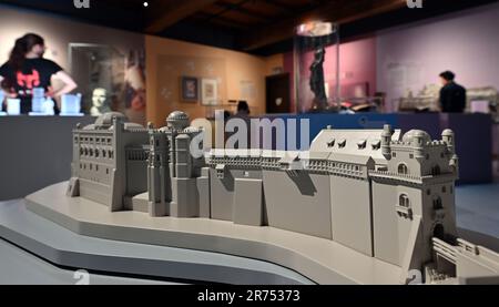 PRODUKTION - 12. Juni 2023, Thüringen, Eisenach: In der Wartburg-Ausstellung ist ein Modell des Schlossbaus mit verschiedenen historischen Designs zu sehen. Die Sonderausstellung "Wartburg-Mythos". 10 Questions to the Ideal Castle“ wird am 13. Juni eröffnet und bis zum 07. Januar 2024 ausgestellt. 1999 wurde die Wartburg als erstes und einziges Schloss Deutschlands von der UNESCO zum Weltkulturerbe erklärt. In der Ausstellung soll erforscht werden, warum die Wartburg so stark im öffentlichen Bewusstsein verankert ist und wie dieses reiche historische und kulturelle Erbe ca. Stockfoto