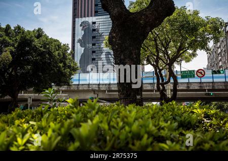 Taipeh. 13. Juni 2023. Godzilla-Wandgemälde an der Wand des Hotel Gracery in Taipei, Taiwan am 13. Januar 06/2023 ist das Wandgemälde fast 50 Meter hoch und fast 18 mm breit. Von Wiktor Dabkowski Credit: dpa/Alamy Live News Stockfoto