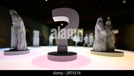 PRODUKTION - 12. Juni 2023, Thüringen, Eisenach: Ein Fragezeichen ist in der Ausstellung "Mythos Wartburg" in der Wartburg zu sehen. Die Sonderausstellung "Wartburg-Mythos". 10 Questions to the Ideal Castle“ wird am 13. Juni eröffnet und bis zum 07. Januar 2024 ausgestellt. 1999 wurde die Wartburg als erstes und einziges Schloss Deutschlands von der UNESCO zum Weltkulturerbe erklärt. Mit der Ausstellung soll erforscht werden, warum die Wartburg so stark im öffentlichen Bewusstsein verankert ist und wie dieses reiche historische und kulturelle Erbe auch in Zukunft einen Einfluss haben kann Stockfoto