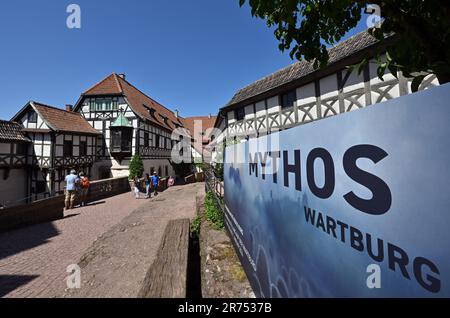 PRODUKTION - 12. Juni 2023, Thüringen, Eisenach: „Wartburg Mythos“ steht auf einem Banner im Innenhof der Wartburg. Die Sonderausstellung "Wartburg-Mythos". 10 Questions to the Ideal Castle“ wird am 13. Juni eröffnet und bis zum 07. Januar 2024 ausgestellt. 1999 wurde die Wartburg als erstes und einziges Schloss Deutschlands von der UNESCO zum Weltkulturerbe erklärt. Mit der Ausstellung soll erforscht werden, warum die Wartburg so stark im öffentlichen Bewusstsein verankert ist und wie dieses reiche historische und kulturelle Erbe auch in Zukunft einen Einfluss haben kann. Foto: Stockfoto