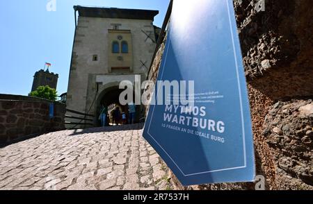 PRODUKTION - 12. Juni 2023, Thüringen, Eisenach: „Wartburg-Mythos“ steht auf einem Wimpel am Eingang zur Wartburg. Die Sonderausstellung "Wartburg-Mythos". 10 Questions to the Ideal Castle“ wird am 13. Juni eröffnet und bis zum 07. Januar 2024 ausgestellt. 1999 wurde die Wartburg als erstes und einziges Schloss Deutschlands von der UNESCO zum Weltkulturerbe erklärt. Mit der Ausstellung soll erforscht werden, warum die Wartburg so stark im öffentlichen Bewusstsein verankert ist und wie dieses reiche historische und kulturelle Erbe auch in Zukunft einen Einfluss haben kann. Foto: Stockfoto