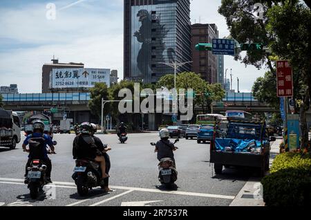 Taipeh. 13. Juni 2023. Godzilla-Wandgemälde an der Wand des Hotel Gracery in Taipei, Taiwan am 13. Januar 06/2023 ist das Wandgemälde fast 50 Meter hoch und fast 18 mm breit. Von Wiktor Dabkowski Credit: dpa/Alamy Live News Stockfoto