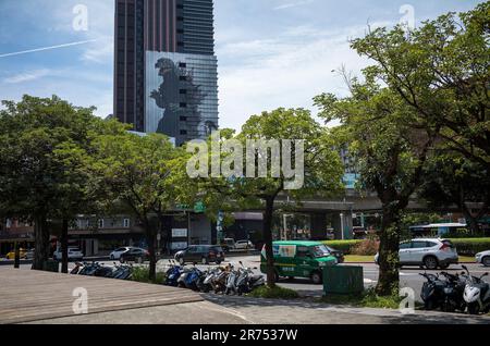 Taipeh. 13. Juni 2023. Godzilla-Wandgemälde an der Wand des Hotel Gracery in Taipei, Taiwan am 13. Januar 06/2023 ist das Wandgemälde fast 50 Meter hoch und fast 18 mm breit. Von Wiktor Dabkowski Credit: dpa/Alamy Live News Stockfoto