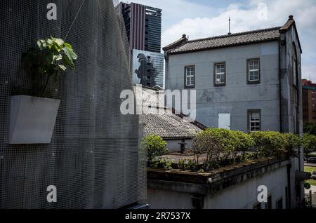 Taipeh. 13. Juni 2023. Godzilla-Wandgemälde an der Wand des Hotel Gracery in Taipei, Taiwan am 13. Januar 06/2023 ist das Wandgemälde fast 50 Meter hoch und fast 18 mm breit. Von Wiktor Dabkowski Credit: dpa/Alamy Live News Stockfoto