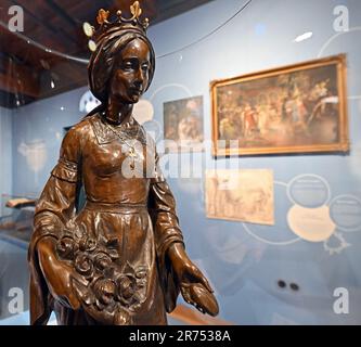 PRODUKTION - 12. Juni 2023, Thüringen, Eisenach: Eine Bronzefigur der Heiligen Elisabeth aus der zweiten Hälfte des 19. Jahrhunderts wird in der Ausstellung „Mythos der Wartburg“ im Wartburg ausgestellt. Die Sonderausstellung "Wartburg-Mythos". 10 Questions to the Ideal Castle“ wird am 13. Juni eröffnet und bis zum 07. Januar 2024 ausgestellt. 1999 wurde die Wartburg als erstes und einziges Schloss Deutschlands von der UNESCO zum Weltkulturerbe erklärt. In der Ausstellung soll erforscht werden, warum die Wartburg so stark im öffentlichen Bewusstsein verankert ist und wie diese reiche Geschichte Stockfoto