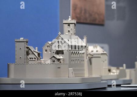 PRODUKTION - 12. Juni 2023, Thüringen, Eisenach: In der Wartburg-Ausstellung ist ein Modell des Schlossbaus mit verschiedenen historischen Designs zu sehen. Die Sonderausstellung "Wartburg-Mythos". 10 Questions to the Ideal Castle“ wird am 13. Juni eröffnet und bis zum 07. Januar 2024 ausgestellt. 1999 wurde die Wartburg als erstes und einziges Schloss Deutschlands von der UNESCO zum Weltkulturerbe erklärt. In der Ausstellung soll erforscht werden, warum die Wartburg so stark im öffentlichen Bewusstsein verankert ist und wie dieses reiche historische und kulturelle Erbe ca. Stockfoto