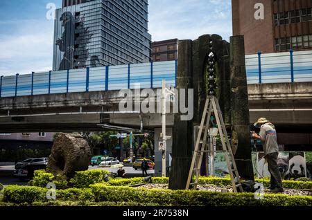 Taipeh. 13. Juni 2023. Godzilla-Wandgemälde an der Wand des Hotel Gracery in Taipei, Taiwan am 13. Januar 06/2023 ist das Wandgemälde fast 50 Meter hoch und fast 18 mm breit. Von Wiktor Dabkowski Credit: dpa/Alamy Live News Stockfoto