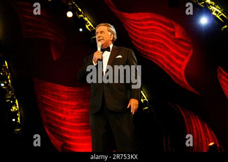 Terry Wogan ist Gastgeber der BBC Proms im Park im Londoner Hyde Park Stockfoto