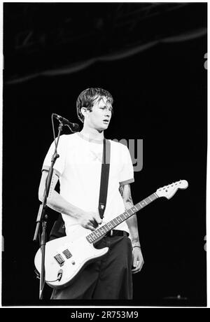 Tom DeLonge spielt mit Blink-182 beim Reading Festival, 27. August 2000. Foto: Rob Watkins Stockfoto