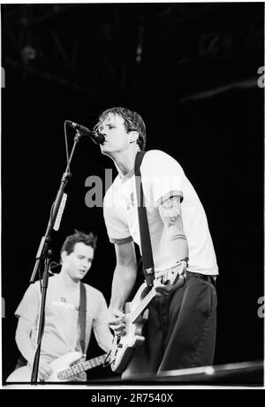 Tom DeLonge spielt mit Blink-182 beim Reading Festival, 27. August 2000. Foto: Rob Watkins Stockfoto