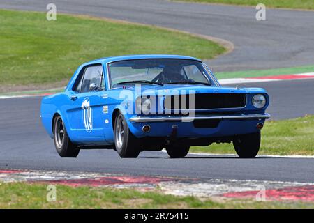 John Spiers, Nigel Greensall, Ford Mustang, Masters Pre-66 Touring Cars, ein 60-minütiges Rennen mit der Option eines zweiten Fahrers für ein Touring Car vor 1966 Stockfoto