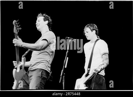 BLINK-182, READING FESTIVAL, 2000: Mark Hoppus Bass und Tom DeLonge Sänger und Gitarrist von Blink-182 spielen auf der Main Stage beim Reading Festival, 27. August 2000. Foto: Rob Watkins. INFO: Blink-182 ist eine US-amerikanische Pop-Punk-Band, die 1992 gegründet wurde und für ihre eingängigen Melodien, humorvollen Texte und energiereichen Auftritte bekannt ist. Mit Hits wie All the Small Things und Enema of the State wurden sie zu Ikonen des Punk-Revivals der späten 90er Jahre. Stockfoto