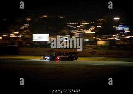 Circuit de la Sarthe, Le Mans, Frankreich, 10. Juni 2023. Ferrari 499P Hypercar, Auto 51, gefahren von Antonio Giovinazzi, James Calado und Alessandro Pier Guidi Lichter, die während der nächtlichen Runden des bevorstehenden Rennens glitzern und den 24 Stunden Le Mans im Centenary gewannen. Kredit: Ian Skelton/Alamy Live News. Stockfoto