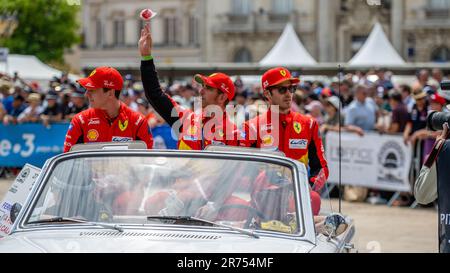 Town Centre, Le Mans, Frankreich, 9. Juni 2023. Ferrari 499P Hypercar, Auto 51, gefahren von Antonio Giovinazzi, James Calado und Alessandro Pier Guidi, die die Unterstützung von Hunderten von Rennfans während der Drivers Parade genießen. Kredit: Ian Skelton/Alamy Live News. Stockfoto