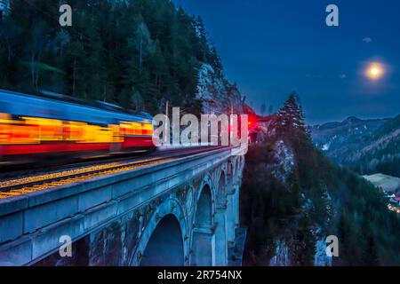 Breitenstein, Semmeringbahn, Viadukt Krausel-Klause-Viadukt, Rock Face Spießwand, Vollmond, Regionalzug in Wiener Alpen/Wiener Alpen, Niederösterreich, Österreich Stockfoto