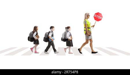 Lehrer und Schulkinder in Sicherheitswesten, die eine Straße überqueren und ein Stoppschild am Fußgängerübergang tragen, isoliert auf weißem Hintergrund Stockfoto