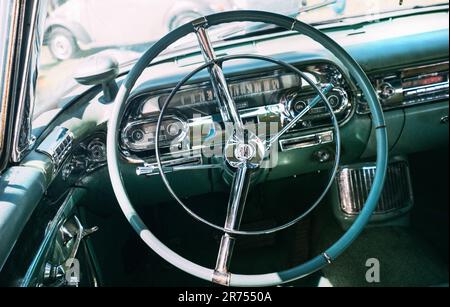 Sevilla, Spanien - 12. April 2023: Im alten Cadillac Eldorado Luxusfahrzeug aus den USA mit Lenkradlenkung und Automatikgetriebe Stockfoto