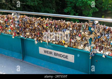 Weir Bridge in Bakewell, Derbyshire, England, Großbritannien mit einer Reihe von Vorhängeschlössern Stockfoto