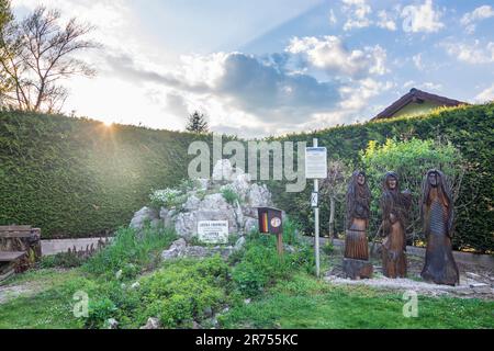 Lanzenkirchen, Monument am Zusammenfluss der Flüsse Pitten und Schwarza mit der Leitha, Leitha-Ursprung (Beginn der Leitha) in Wiener Alpen / Wiener Alpen, Niederösterreich, Österreich Stockfoto