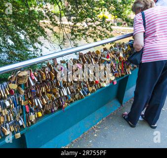 Weir Bridge in Bakewell, Derbyshire, England, Großbritannien mit einer Reihe von Vorhängeschlössern Stockfoto