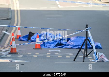 Hunters Road, Hockley, Birmingham 13. Juni 2023 - West Midlands Police on Hunters Road, nachdem ein 41-jähriger Mann an einer Bushaltestelle in Birmingham am Montagabend erstochen wurde. Ein Gerichtsmediziner wurde mit einem Scanner gesehen, um den Tatort in der Hockley-Gegend der Stadt zu kartografieren. Die Offiziere haben zwei Leute verhaftet. Die Sanitäter riefen gestern nach 8pm Uhr die Polizei zur Hunters Road in Hockley, aber trotz ihrer Bemühungen starb der 41-jährige Mann am Tatort. Seine Familie wurde informiert. Kredit: Stop Press Media/Alamy Live News Stockfoto