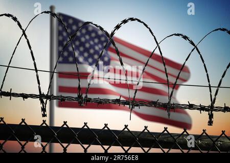 USA-Flagge hinter Stacheldrahtzaun. Illegale Einwanderung und Sicherheit in den Vereinigten Staaten. Gerenderte 3D-Abbildung. Stockfoto