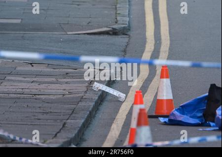 Hunters Road, Hockley, Birmingham 13. Juni 2023 - West Midlands Police on Hunters Road, nachdem ein 41-jähriger Mann an einer Bushaltestelle in Birmingham am Montagabend erstochen wurde. Ein Gerichtsmediziner wurde mit einem Scanner gesehen, um den Tatort in der Hockley-Gegend der Stadt zu kartografieren. Die Offiziere haben zwei Leute verhaftet. Die Sanitäter riefen gestern nach 8pm Uhr die Polizei zur Hunters Road in Hockley, aber trotz ihrer Bemühungen starb der 41-jährige Mann am Tatort. Seine Familie wurde informiert. Kredit: Stop Press Media/Alamy Live News Stockfoto