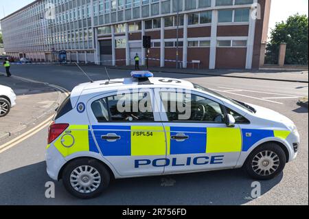 Hunters Road, Hockley, Birmingham 13. Juni 2023 - West Midlands Police on Hunters Road, nachdem ein 41-jähriger Mann an einer Bushaltestelle in Birmingham am Montagabend erstochen wurde. Ein Gerichtsmediziner wurde mit einem Scanner gesehen, um den Tatort in der Hockley-Gegend der Stadt zu kartografieren. Die Offiziere haben zwei Leute verhaftet. Die Sanitäter riefen gestern nach 8pm Uhr die Polizei zur Hunters Road in Hockley, aber trotz ihrer Bemühungen starb der 41-jährige Mann am Tatort. Seine Familie wurde informiert. Kredit: Stop Press Media/Alamy Live News Stockfoto