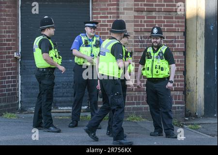 Hunters Road, Hockley, Birmingham 13. Juni 2023 - West Midlands Police on Hunters Road, nachdem ein 41-jähriger Mann an einer Bushaltestelle in Birmingham am Montagabend erstochen wurde. Ein Gerichtsmediziner wurde mit einem Scanner gesehen, um den Tatort in der Hockley-Gegend der Stadt zu kartografieren. Die Offiziere haben zwei Leute verhaftet. Die Sanitäter riefen gestern nach 8pm Uhr die Polizei zur Hunters Road in Hockley, aber trotz ihrer Bemühungen starb der 41-jährige Mann am Tatort. Seine Familie wurde informiert. Kredit: Stop Press Media/Alamy Live News Stockfoto