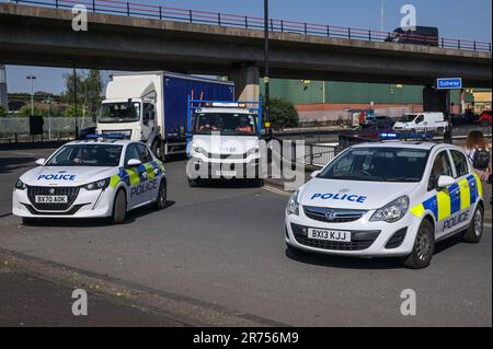 Hunters Road, Hockley, Birmingham 13. Juni 2023 - West Midlands Police on Hunters Road, nachdem ein 41-jähriger Mann an einer Bushaltestelle in Birmingham am Montagabend erstochen wurde. Ein Gerichtsmediziner wurde mit einem Scanner gesehen, um den Tatort in der Hockley-Gegend der Stadt zu kartografieren. Die Offiziere haben zwei Leute verhaftet. Die Sanitäter riefen gestern nach 8pm Uhr die Polizei zur Hunters Road in Hockley, aber trotz ihrer Bemühungen starb der 41-jährige Mann am Tatort. Seine Familie wurde informiert. Kredit: Stop Press Media/Alamy Live News Stockfoto