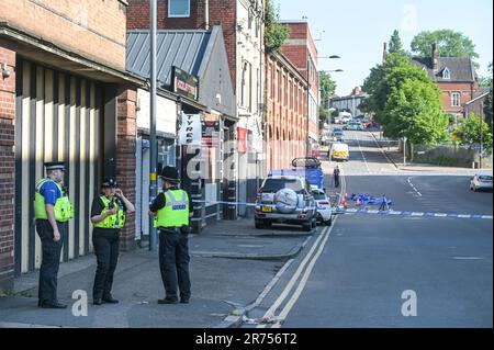 Hunters Road, Hockley, Birmingham 13. Juni 2023 - West Midlands Police on Hunters Road, nachdem ein 41-jähriger Mann an einer Bushaltestelle in Birmingham am Montagabend erstochen wurde. Ein Gerichtsmediziner wurde mit einem Scanner gesehen, um den Tatort in der Hockley-Gegend der Stadt zu kartografieren. Die Offiziere haben zwei Leute verhaftet. Die Sanitäter riefen gestern nach 8pm Uhr die Polizei zur Hunters Road in Hockley, aber trotz ihrer Bemühungen starb der 41-jährige Mann am Tatort. Seine Familie wurde informiert. Kredit: Stop Press Media/Alamy Live News Stockfoto