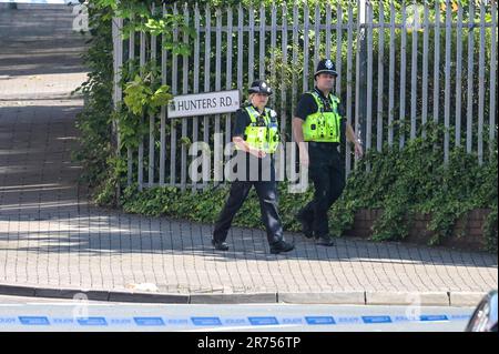 Hunters Road, Hockley, Birmingham 13. Juni 2023 - West Midlands Police on Hunters Road, nachdem ein 41-jähriger Mann an einer Bushaltestelle in Birmingham am Montagabend erstochen wurde. Ein Gerichtsmediziner wurde mit einem Scanner gesehen, um den Tatort in der Hockley-Gegend der Stadt zu kartografieren. Die Offiziere haben zwei Leute verhaftet. Die Sanitäter riefen gestern nach 8pm Uhr die Polizei zur Hunters Road in Hockley, aber trotz ihrer Bemühungen starb der 41-jährige Mann am Tatort. Seine Familie wurde informiert. Kredit: Stop Press Media/Alamy Live News Stockfoto