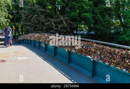 Weir Bridge in Bakewell, Derbyshire, England, Großbritannien mit einer Reihe von Vorhängeschlössern Stockfoto