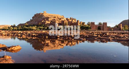 Sonnenaufgang über der wunderschönen historischen Stadt Ait Ben Haddou in Marokko, der berühmten Berberstadt mit vielen Kasbahs aus Lehm, die zum UNESCO-Weltkulturerbe gehört Stockfoto